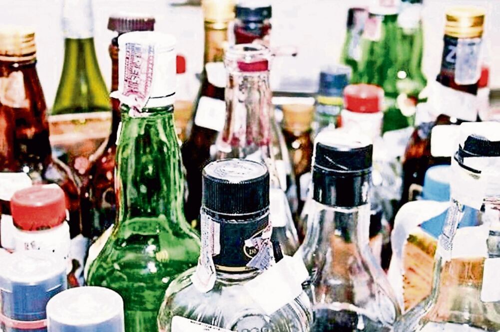 El 15 de marzo pasado, la comisión informó de la destrucción de un millón de litros de bebidas alcohólicas ilegales. (ARCHIVO EL UNIVERSAL)