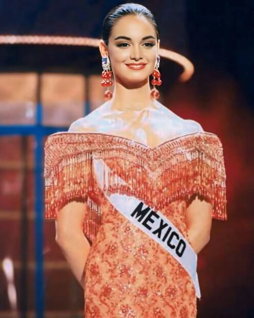 Cuando Lupita Jones ganó Miss Universo 1991, usó un vestido rojo. Foto: Instagram sashmexico