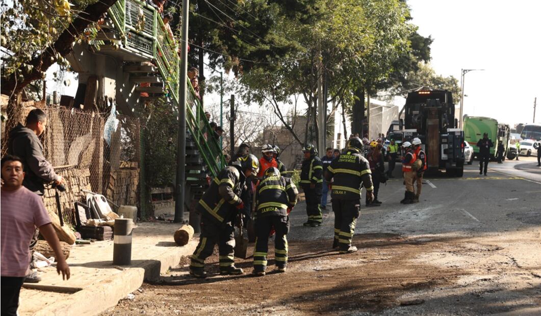 Bomberos de la Ciudad de México informó que fueron rescatadas tres personas que se encontraban prensadas al interior de la unidad, mismas que fueron atendidas por paramédicos que arribaron al lugar. Foto: Iván Montaño/EL UNIVERSAL