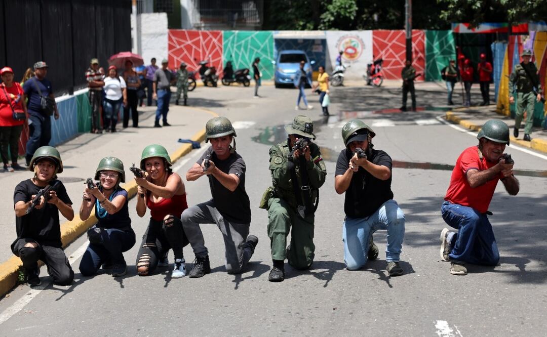 Personas apuntan con armas durante instrucciones militares por parte de la Fuerza Armada Nacional Bolivariana (FANB) de Venezuela (20/09/2025). Foto: Miguel Gutiérrez / EFE