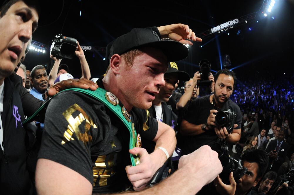 El boxeador mexicano señaló que sólo hará peleas en la división media, de la cual se proclamó campeón este sábado (USA TODAY SPORTS / REUTERS)