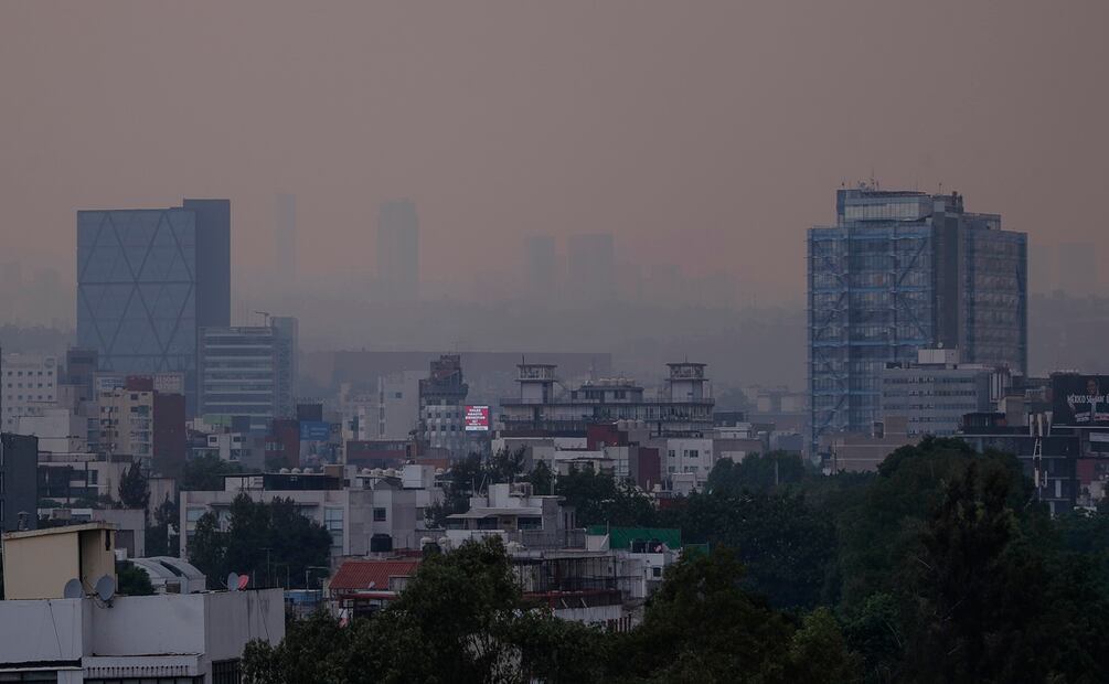 Una capa de contaminación este lunes, en Ciudad de México (México). El pasado lunes se activó la fase uno de contingencia ambiental atmosférica debido a los altos índices de ozono en la zona metropolitana del Valle de México, según informó la Comisión Ambiental de la Megalópolis (Came). EFE/Isaac Esquivel