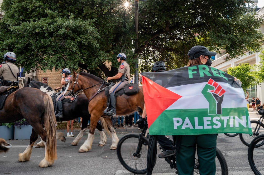 Un estudiante protesta contra la guerra en Gaza en la Universidad de Texas en Austin. Foto: AFP