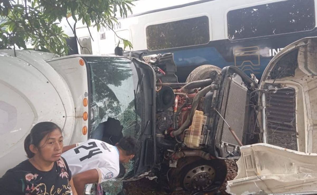Tráiler impacta al Tren Interoceánico en Chiapas al intentar ganarle el paso; no reportan pasajeros heridos. Foto: Especial