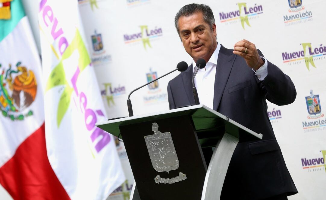 El gobernador de NL anunció hoy una serie de medidas para mitigar el gasolinazo, entre ellas una reducción de los sueldos de funcionarios y un descuento de 50% en el impuesto a la tenencia de vehículos. (Foto: EFE)