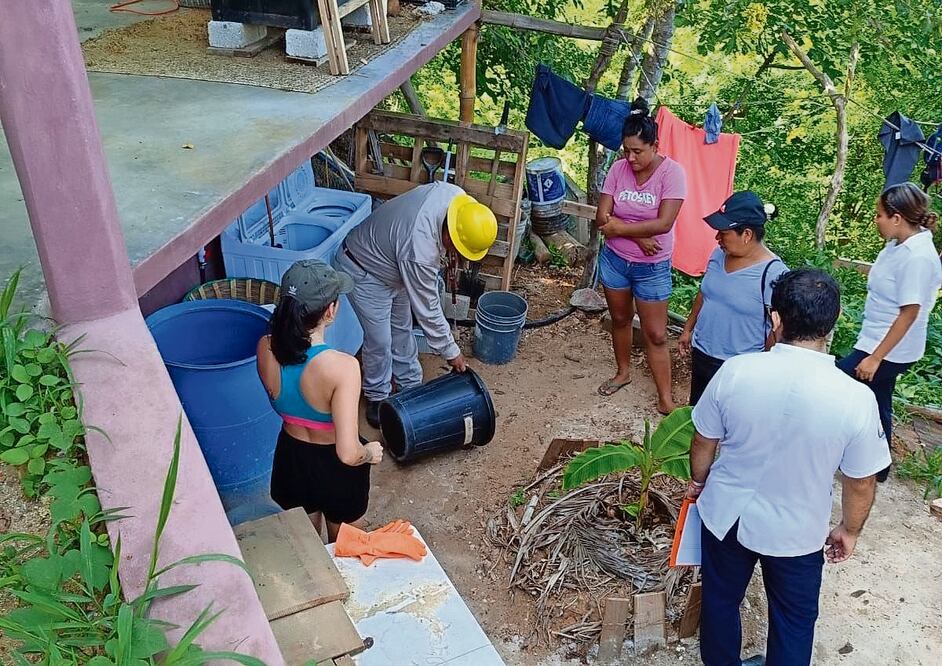 El sector salud exhorta a la población a desechar los objetos que acumulen agua limpia, ya que se siguen encontrando casas con depósitos con larvas positivas. Fot Especial