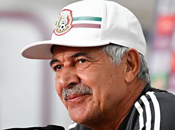 Tuca Ferretti pide: reducir extranjeros, quitar la regla de menores