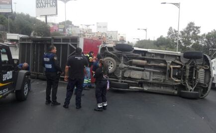 Camioneta vuelca en la carretera México-Pachuca