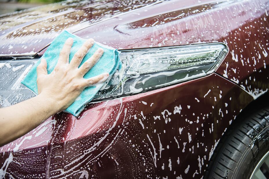 Es importante lavar el auto con frecuencia para evitar daños en la pintura. Foto: Freepik