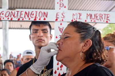 Se cosen los labios para exigir libre tránsito hacia EU