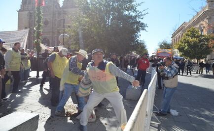 Lanzan estiércol al Congreso de Chihuahua por aprobación de la Ley de Ingresos