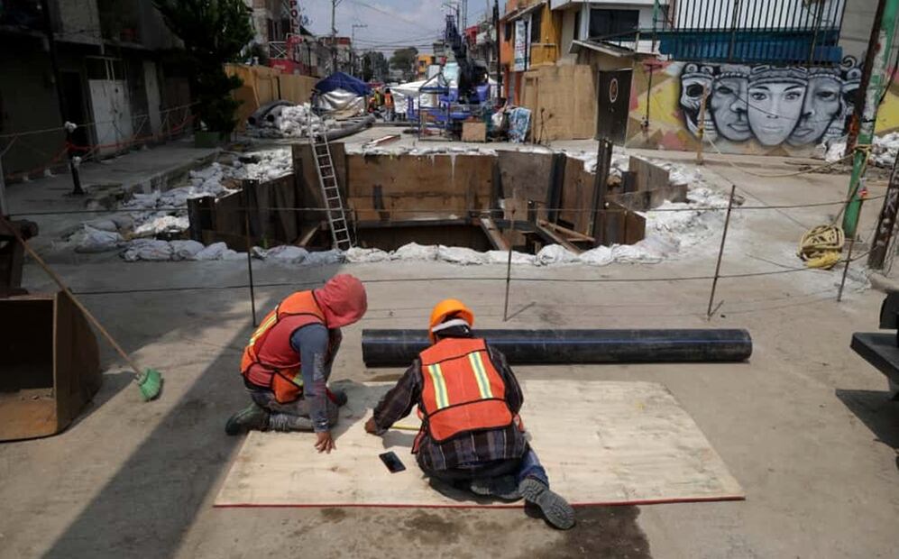 Trabajadores laboran las 24 horas del día en el socavón de 10 metros de diámetro y 9 de profundidad formado en Avenida 5, a la altura de Calle 4, colonia Renovación, en la alcaldía Iztapalapa, el jueves 25 de septiembre de 2025. Foto: Carlos Mejía /EL UNIVERSAL