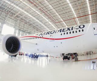 Pilotos de Aeroméxico ceden bajar su sueldo; se ahorrarán 350 mdd