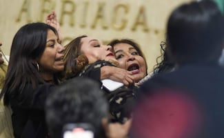 Avalan desaparición del Info CDMX; gritos, empujones y toma de tribuna marcan la sesión