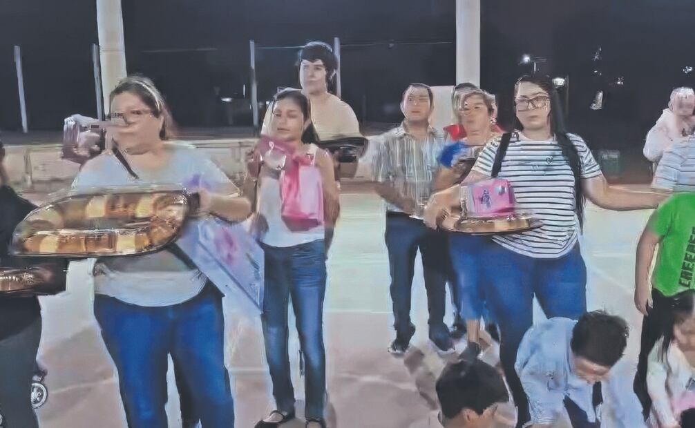 Mientras recibían los presentes, un hombre les decía que eran de parte del Señor 88, del Cártel Jalisco. Tomada de video