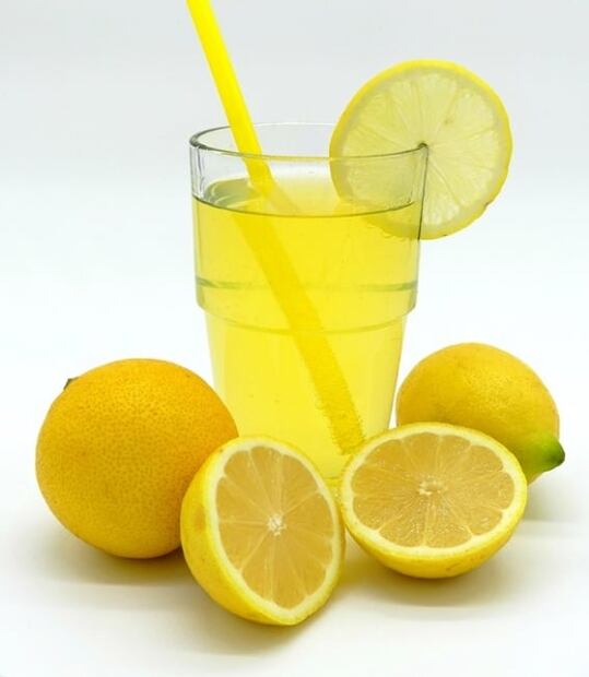 Beneficios del agua de limón con cúrcuma