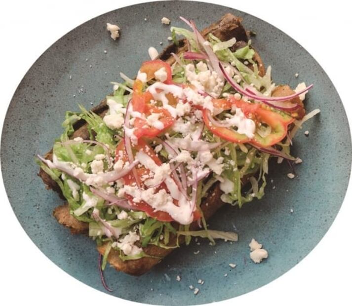 Pozole de mariscos y otras recetas para festejar la noche del 15