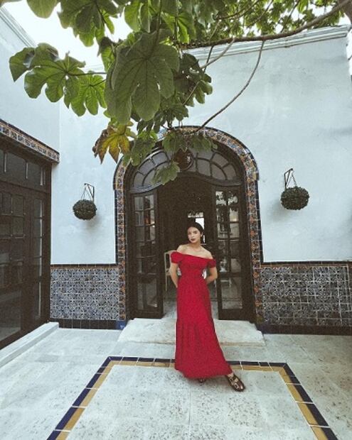 Ángela Aguilar demuestra que el rojo es su color con este vestido