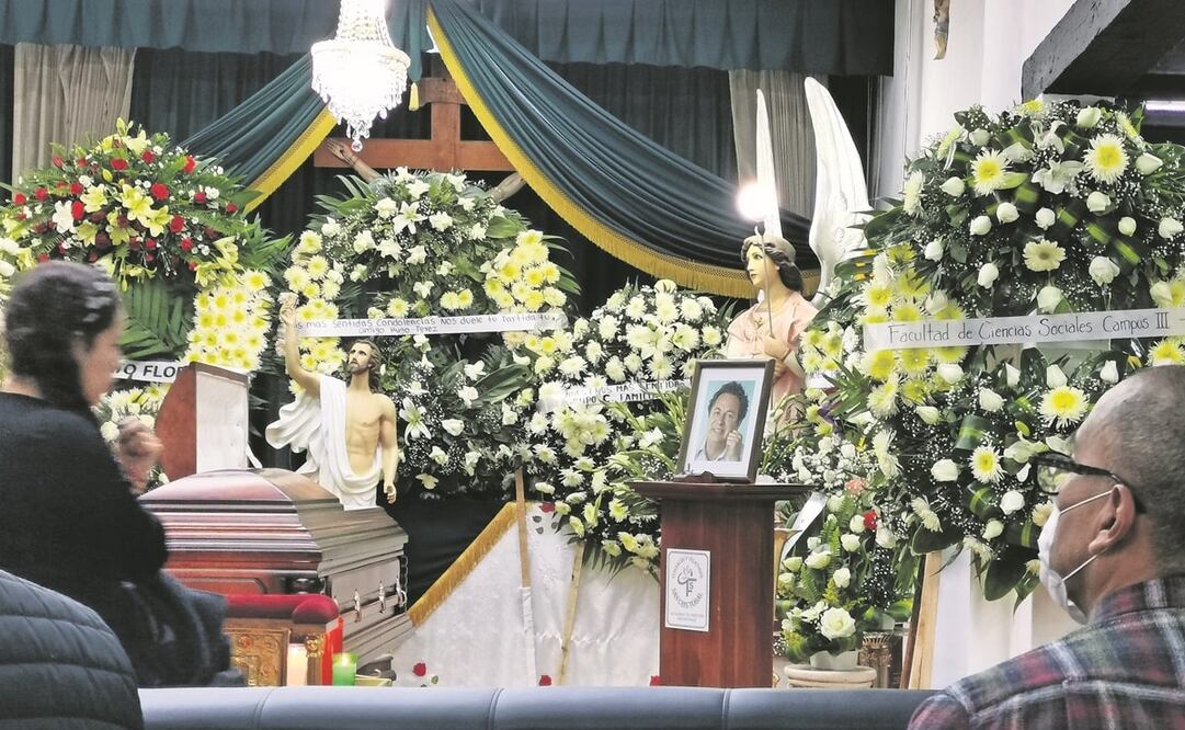 Académicos, compañeros y políticos acompañaron a la familia de Fredy López en la funeraria. Foto: Fredy Martín. El Universal