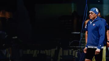 José Ángel Martínez cuelga goggles, gorra y traje de baño