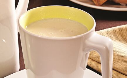 Prepara atole de manzana con canela fácil y rápido