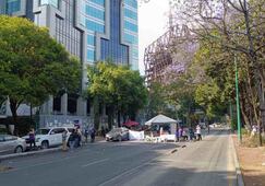 Bloqueo en Insurgentes Sur cumple seis horas; familiares de víctima de feminicidio mantienen protesta