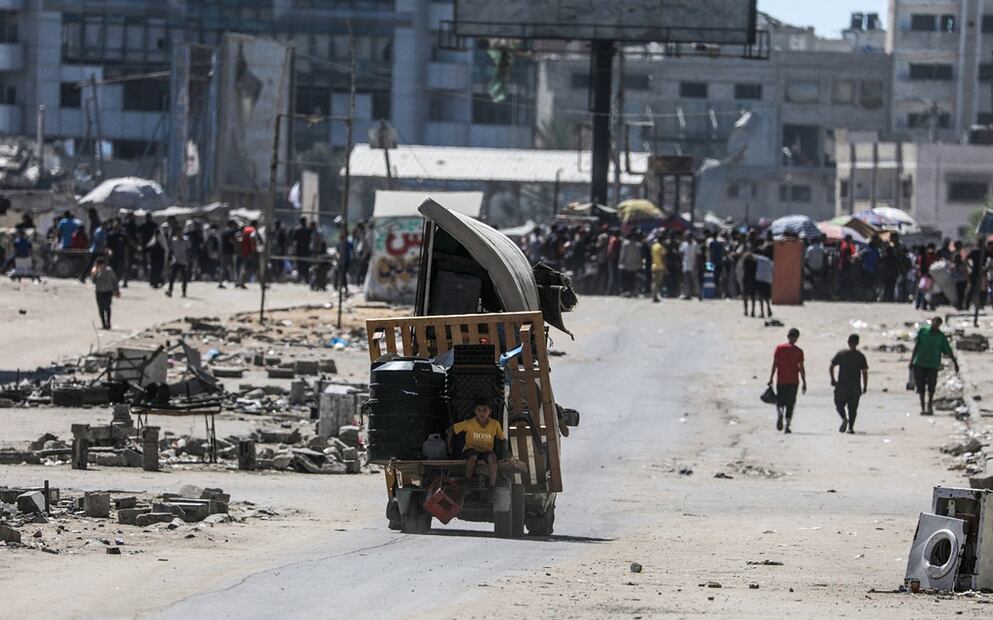 Palestinos desplazados evacuan la Ciudad de Gaza hacia el sur durante una operación militar israelí en la ciudad de Gaza, Franja de Gaza, el 1 de octubre de 2025. El ministro israelí de Defensa afirmó que los gazatíes que no abandonen la ciudad serán considerados "terroristas"