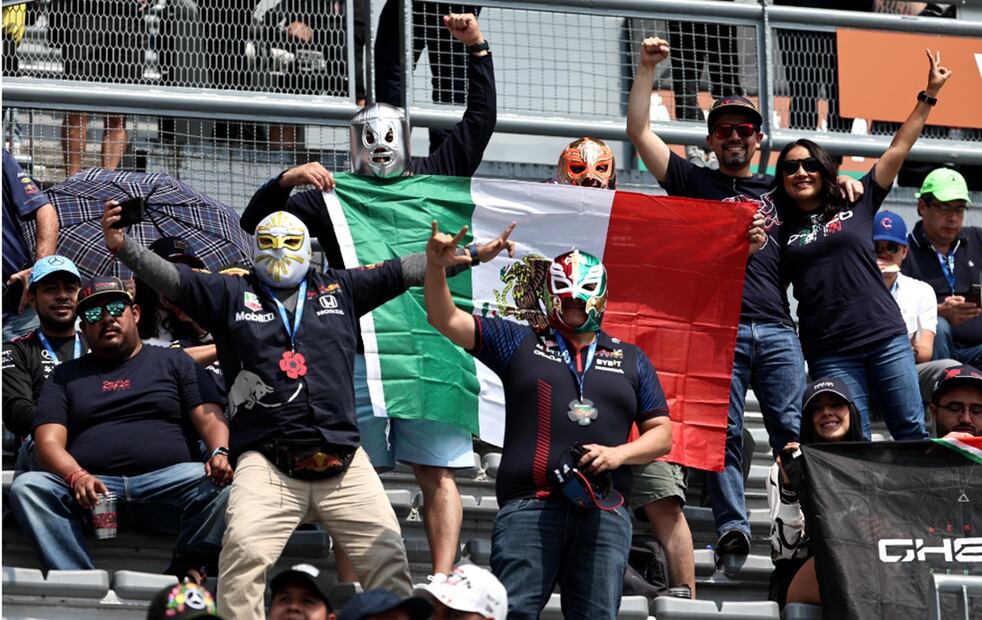 Fanáticos de la Fórmula Uno se divierten en la gradas del Autódromo Hermanos Rodríguez durante el segundo día de actividades del Gran Premio de México 2024. Foto: Hugo Salvador/EL UNIVERSAL