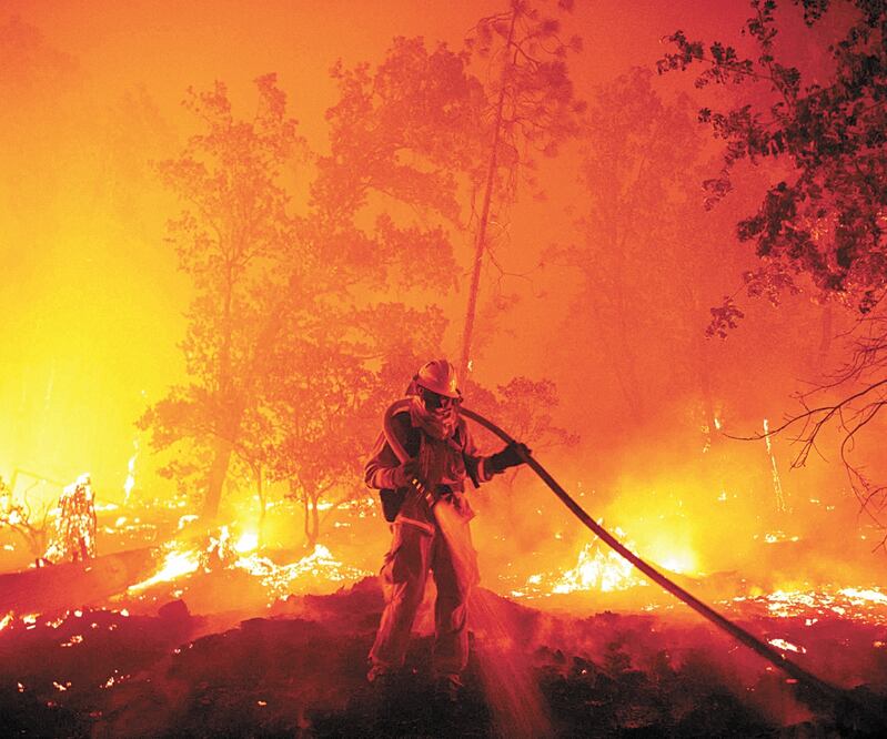 Un bombero combate un incendio en California, en septiembre pasado. Foto: ARCHIVO AFP