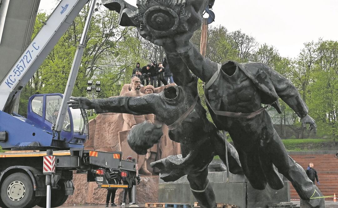 Un monumento de los tiempos soviéticos sobre la amistad entre Rusia y Ucrania fue derribado ayer en Kiev. Foto: GENYA SAVILOV/AFP.