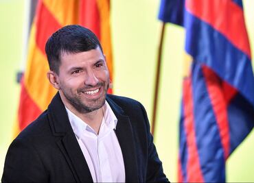 El mundo del futbol lamenta el retiro del Kun Agüero