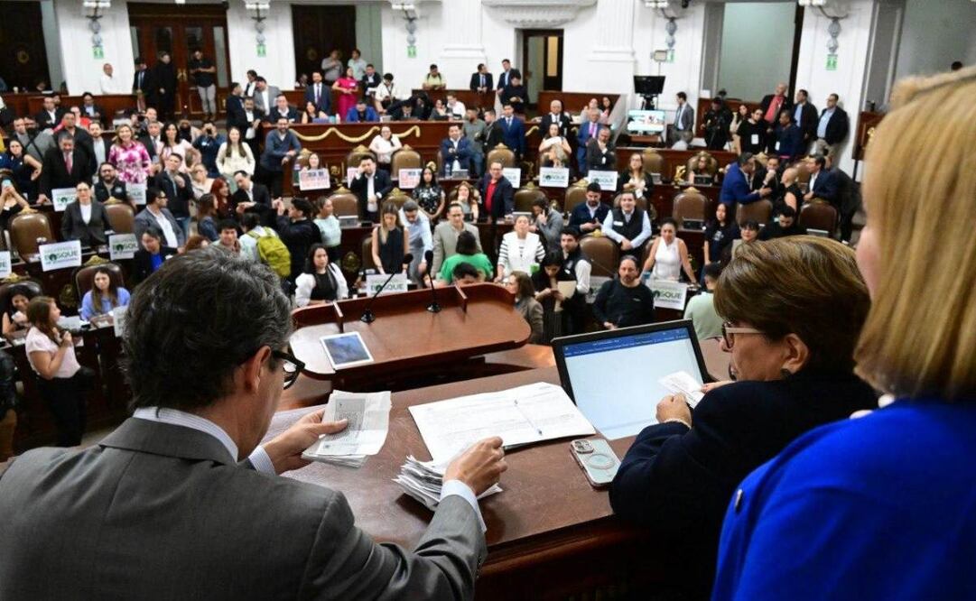 Diputado "vota" con grosería en el Congreso de la CDMX (09/04/2025). Foto: Especial