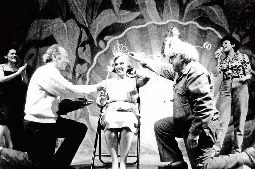 Cumpleaños de Elena Poniatowska en el Teatro El Hábito con Jesusa Rodríguez, Iván Restrepo, Carlos Monsiváis y Eugenia León, 1992 (FOTOS CORTESÍA MUSEO DEL ESTANQUILLO)