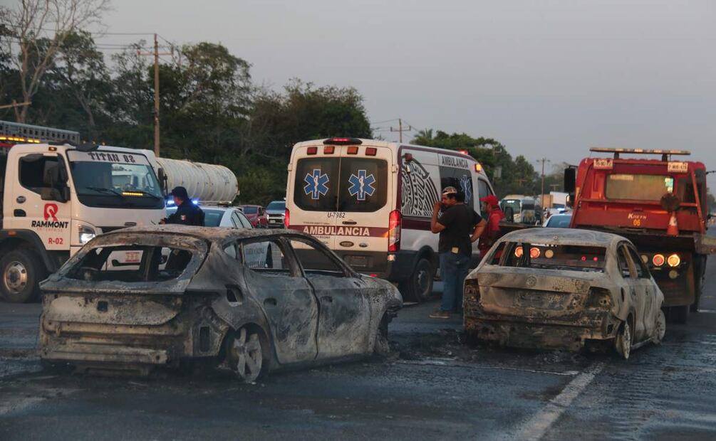 Al menos dos vehículos fueron incendiados sobre la carretera Villahermosa-Coatzacoalcos (03/04/2025). Foto: Luma López / EL UNIVERSAL
