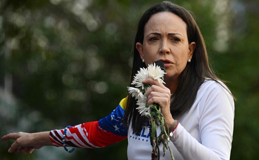 La líder opositora venezolana, María Corina Machado, se dirige a sus simpatizantes durante una protesta convocada por la oposición en vísperas de la investidura presidencial en Caracas el 9 de enero de 2025. Foto: AFP