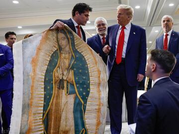 VIDEO: Eduardo Verástegui regala estandarte de Virgen de Guadalupe a Trump; pide a latinos votar por el republicano