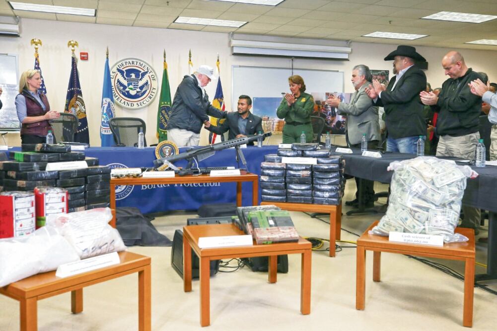 Donald Trump saluda a Reggie Singh, cuyo hermano, un policía, murió en la línea del deber. El presidente visitó ayer una estación de la Patrulla Fronteriza en McAllen, Texas (LEAH MILLIS. REUTERS)