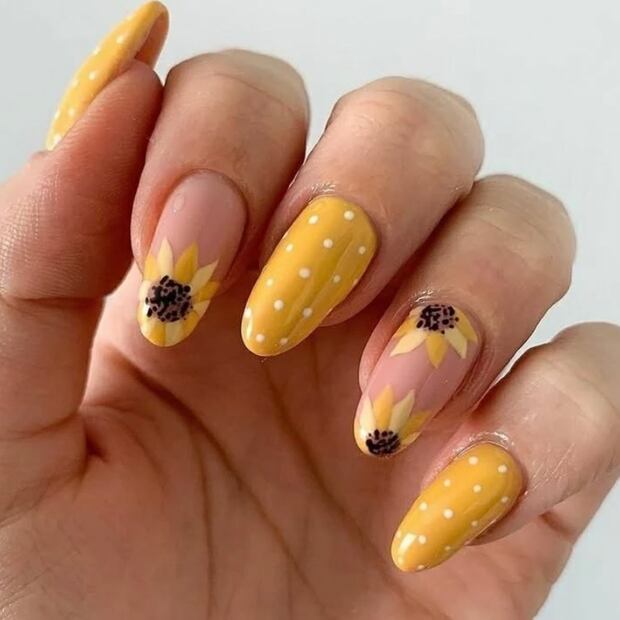 Los girasoles en las uñas reflejan la alegría primaveral. Foto: Instagram @enchulandomanitas