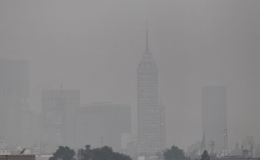 Entre las 21 Acciones contra la Contaminación se pactó realizar obras públicas sólo en horario nocturno para evitar concentraciones de tráfico, además de la relocalización de industrias en sitios estratégicos, como Nezahualcóyotl y Coacalco. Foto: Mario Guzmán/EFE.