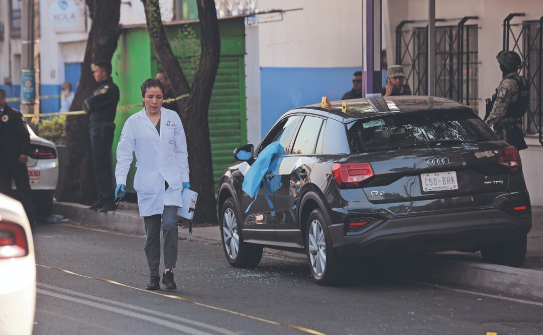 Personal de la Fiscalía General de Justicia de la Ciudad de México acudió a realizar el peritaje en Calzada de Tlalpan y Eje 4 Sur, donde se registró el doble asesinato. Foto: de Francisco Rodríguez. El Universal