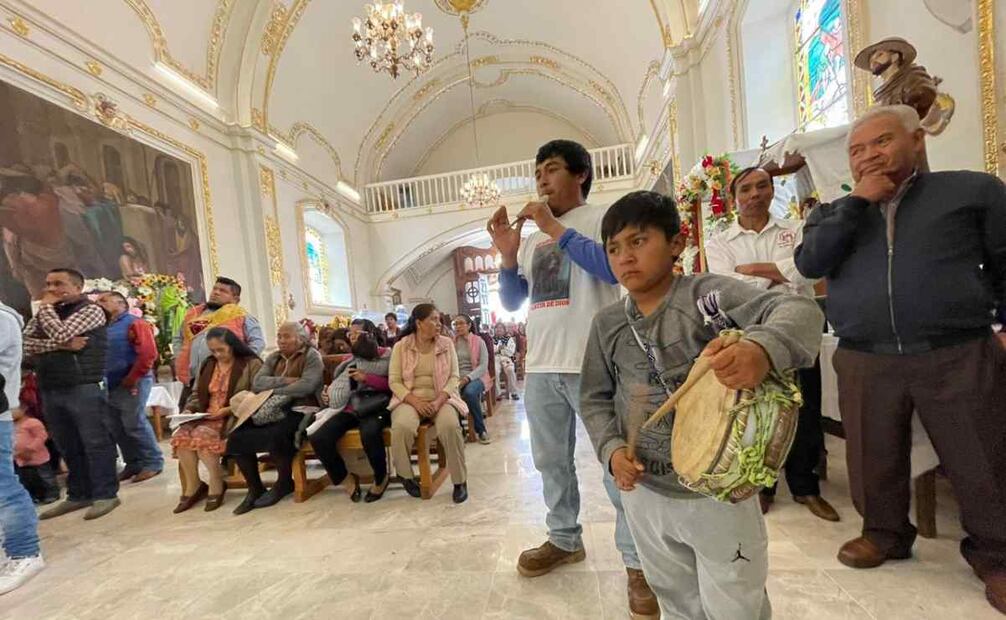 Este año, la festividad comenzó con el solemne cambio de ropa de la imagen, un acto cargado de significado espiritual que marca el inicio de las celebraciones. Foto: Michelle Sánchez