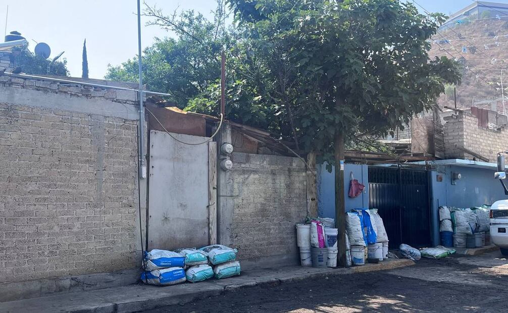 Piden a las autoridades de gobierno les ayuden a volver a colocar costales de arena en la entrada de las calles. Foto: especial