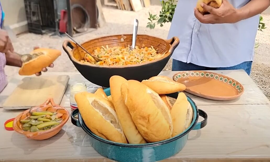 Disfruta estos bolillos con picadillo de cerdo. Foto: Captura de pantalla YouTube / Doña Lupita