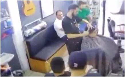 VIDEO Así fue el ataque a barbería de Los Mochis, Sinaloa, que dejó un muerto y un herido; un niño se encontraba en el lugar
