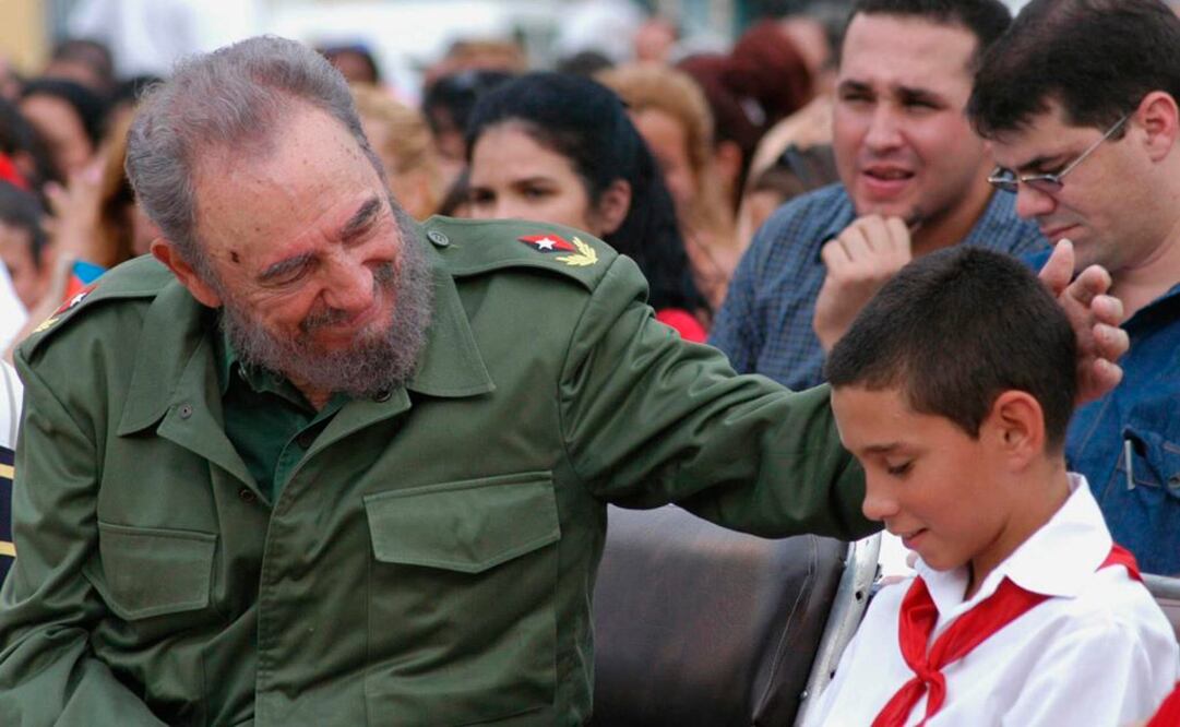 Fotografía de archivo del 21/07/2005 del líder cubano Fidel Castro junto al niño Elián González, durante el acto de graduación del sexto grado del pequeño (Foto: EFE)