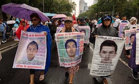 Padres de los 43 anuncian reunión con Sheinbaum; exigen justicia y avance en indagatorias