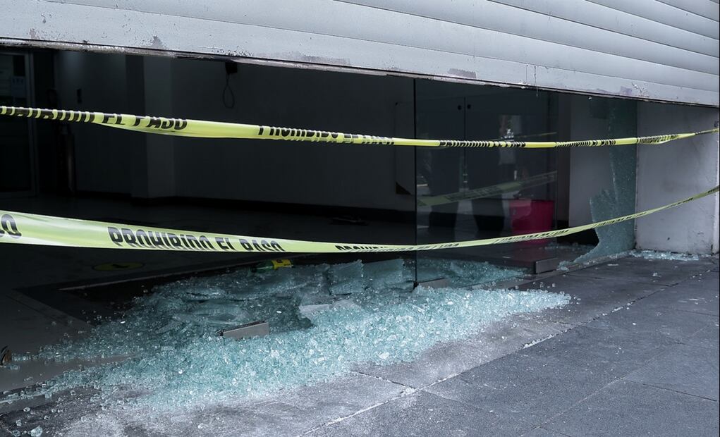 Encapuchados realizaron pintas y diversos destrozos en negocios ubicados en las inmediaciones de la Alameda Central en la Ciudad de México durante la marcha por el Día del trabajo, el 1 de mayo de 2025. Foto: Fernanda Rojas/EL UNIVERSAL