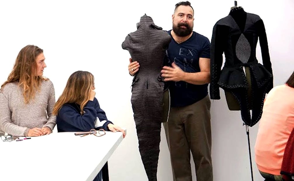 Héctor Terrones no escatimó para su ponencia en "la Ibero": llevó piezas como su corset en cuero negro, inspirado en los escarabajos. Dio cátedra de lo que es la libertad creativa y el ingenio material con la que era una de sus creaciones favoritas. Foto: Carlos Didjazaá.