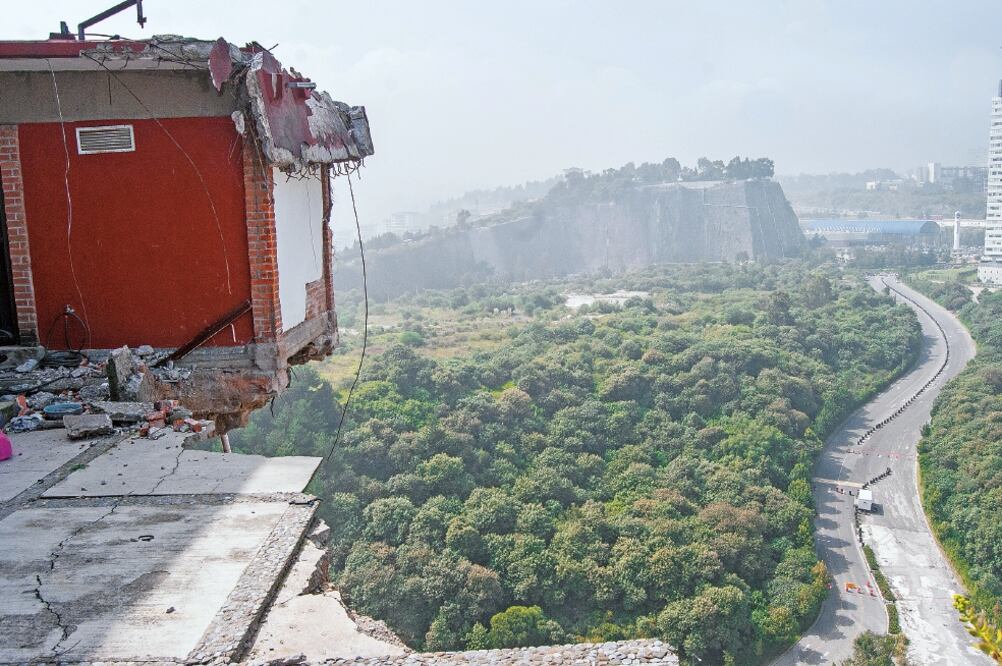 Con la demolición de este inmueble en Santa Fe se busca eliminar riesgos a terceros y evitar un deslave de más impacto (ARCHIVO EL UNIVERSAL)