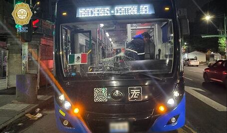 Detienen a una mujer y dos hombres por dañar un trolebús en la Cuauhtémoc